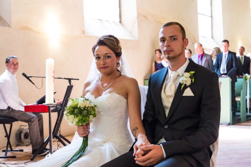 hochzeitspaar ber der trauung mit tom engel als hochzeitssänger