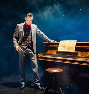 Tom Engel am Klavier hochzeitssänger piano entertainment berlin tom engel steht am piano
